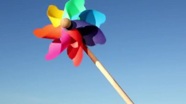 Mavi gökyüzünde dönen bir fırıldak