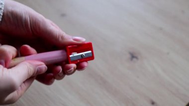 Bir kalemi açarken ellerin yakın plan görüntüsü