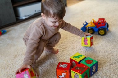 Evdeki renkli küplerle oynayan sevimli küçük bir çocuk. Yüksek kalite fotoğraf