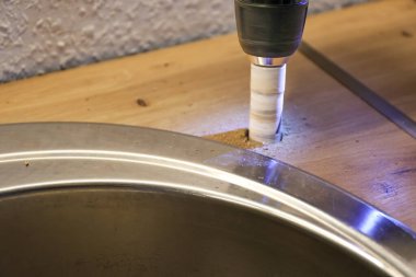 Mutfak masasının üstüne geniş bir delik açmak. Yüksek kalite fotoğraf