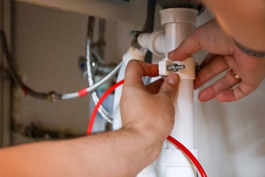 Sifonu batırmak için ters osmoz sisteminin drenaj borusunu bağlıyorum. Yüksek kalite fotoğraf