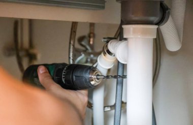 Drenaj borusu bağlantısı için lavabo borusunu delmek. Yüksek kalite fotoğraf