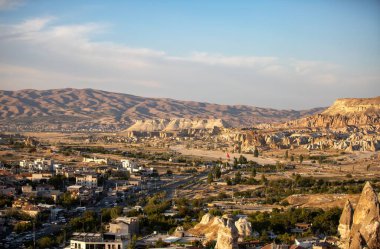 Goreme Milli Parkı 'ndaki güzel Cappadocia taşları ve eski mağara evleri. Gün batımı. Yüksek kalite fotoğraf