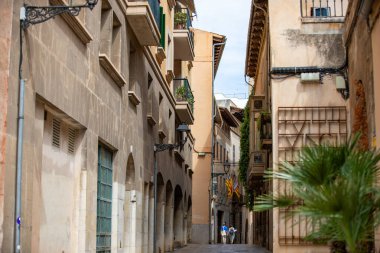 İspanya 'nın eski Palma de Mallorca kasabasındaki Dar Sokak. Yüksek kalite fotoğraf