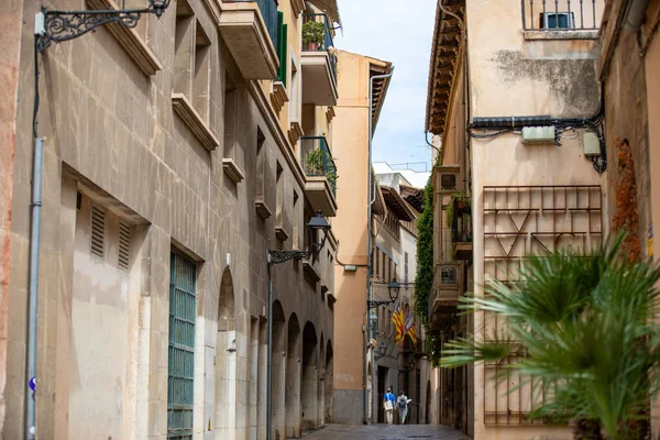 İspanya 'nın eski Palma de Mallorca kasabasındaki Dar Sokak. Yüksek kalite fotoğraf