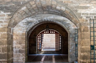 Sütunları ve döşemeleri olan eski, kemerli taş bir koridor. Yüksek kalite fotoğraf