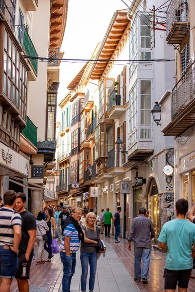 İspanya 'nın eski Palma de Mallorca kasabasında turistlerle dolu dar bir alışveriş caddesi. Yüksek kalite fotoğraf