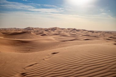 Rub al Khali çölünde dalgalı kum tepeleri. Yüksek kalite fotoğraf