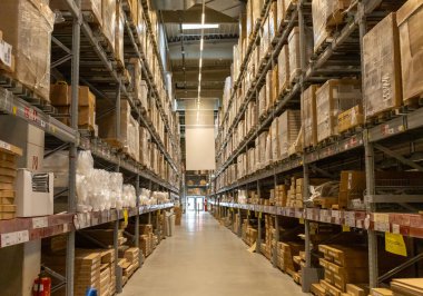 Büyük depo koridorları, depo depoları ve raflardaki mal ve malların dağıtımı. Yüksek kalite fotoğraf