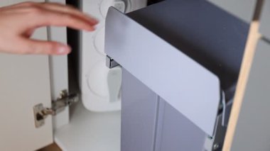 Kirli muzları mutfaktaki çöp kutusuna atan bir ev hanımı. Atık ayırma kavramı. Yüksek kalite 4k görüntü