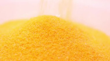 Makro mısır lapası dokusu. Mısır lapası taneleri mısır yığınının üzerine düşüyor. Yaklaş. Yüksek kalite 4k görüntü