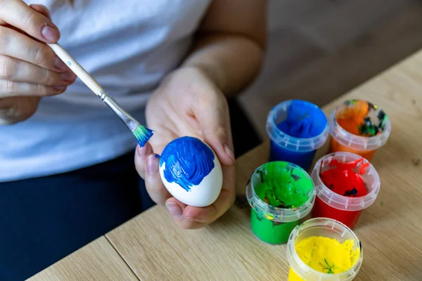 Kadın Paskalya için yumurta boyuyor. Yüksek kalite fotoğraf