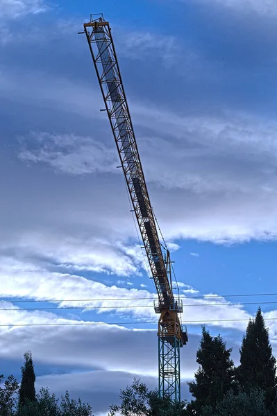 mavi zemin üzerine inşaat vinç