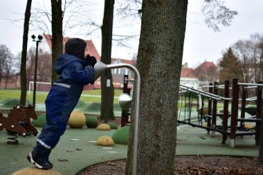 Sonbahar parkında çocuk oyun parkı ses konisini keşfediyor. Kış kıyafetleri giyen çocuk oyun sahasında duruyor ve ilginç bir şekilde dışarıda oyun oynayarak hislerini geliştiriyor..
