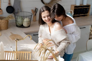 Mutfakta birlikte yemek pişiren tatlı lezbiyen çift. Yüksek kalite fotoğraf