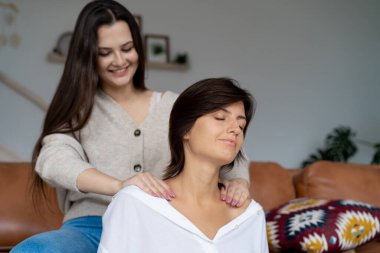 Güzel LGBT lezbiyen çift evde masaj yaparak vakit geçiriyorlar. Yüksek kalite fotoğraf