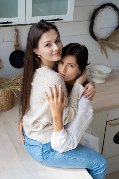 Mutfakta birlikte yemek pişiren tatlı lezbiyen çift. Yüksek kalite fotoğraf