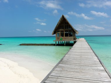 Maldivler. Bir patika içinde okyanus bungalov gider. Güneşli gün. 
