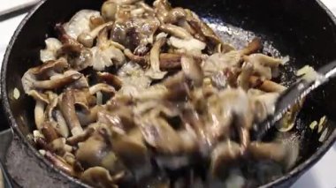 Soğanlı bir tavada kızarmış tatlım agaric