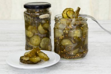 Ev yapımı salatalıklar kavanozda turşu.