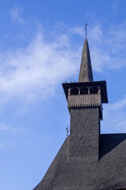 Eski ahşap bir kilise kulesi.