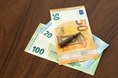 Avro banknotları ve masada mermiler, silah ticareti kavramı, savaş.