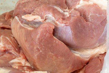 Çuvaldaki domuz parçalarını yakın plan çek.