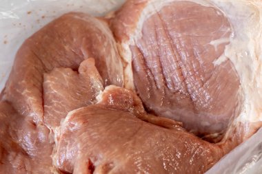 Çuvaldaki domuz parçalarını yakın plan çek.