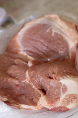 Çuvaldaki domuz parçalarını yakın plan çek.
