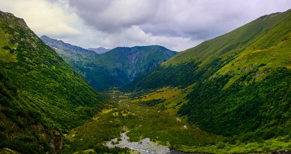 在山区河谷 — 图库照片