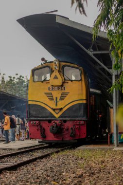 Sarı tren Tungda demiryolunda