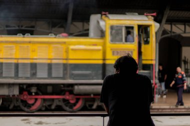 Sarı tren Tungda demiryolunda