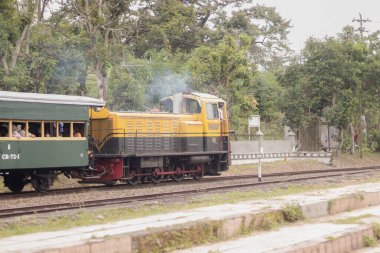 Sarı tren Tungda demiryolunda