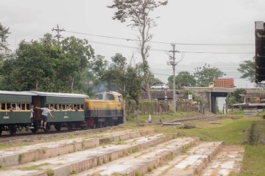Sarı tren Tungda demiryolunda
