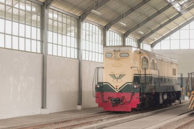 Sarı tren Tungda demiryolunda