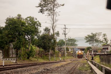 Sarı tren Tungda demiryolunda