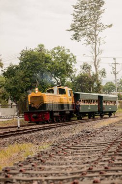 Şehirdeki yoldaki tren.