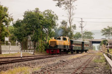 Tren raylarda ilerliyor.