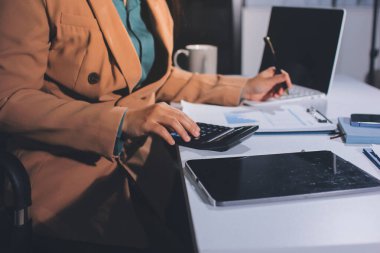 İşadamlarının yakın çekimleri notlar, cep telefonları, çizelgeler, masa, ofis