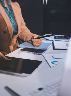 İşadamlarının yakın çekimleri notlar, cep telefonları, çizelgeler, masa, ofis