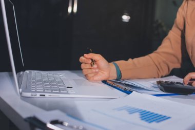 İşadamlarının yakın çekimleri notlar, cep telefonları, çizelgeler, masa, ofis