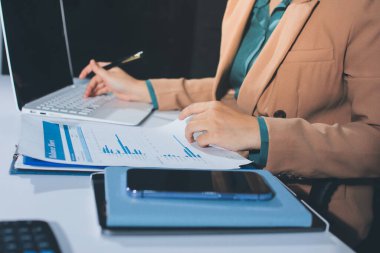 İşadamlarının yakın çekimleri notlar, cep telefonları, çizelgeler, masa, ofis