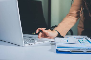 İşadamlarının yakın çekimleri notlar, cep telefonları, çizelgeler, masa, ofis