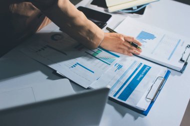 İşadamlarının yakın çekimleri notlar, cep telefonları, çizelgeler, masa, ofis