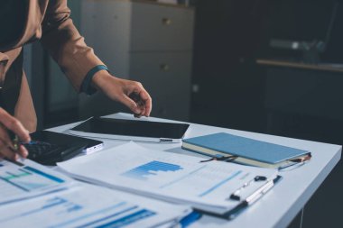 İşadamlarının yakın çekimleri notlar, cep telefonları, çizelgeler, masa, ofis