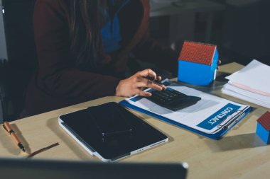 Müşteri emlak acentesinde emlak sözleşmesi imzaladı.