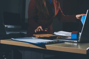 Müşteri emlak acentesinde emlak sözleşmesi imzaladı.