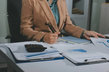 İşadamlarının yakın çekimleri notlar, cep telefonları, çizelgeler, masa, ofis