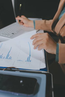 İşadamlarının yakın çekimleri notlar, cep telefonları, çizelgeler, masa, ofis