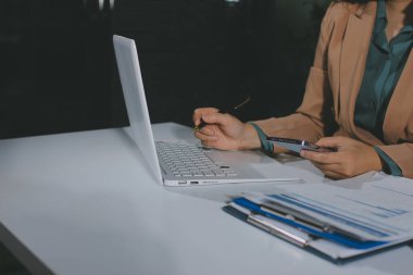 İşadamlarının yakın çekimleri notlar, cep telefonları, çizelgeler, masa, ofis